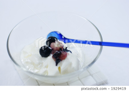 Yogurt and blueberries Yogurt and blueberries 1929419