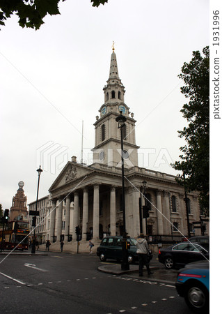 聖馬丁在特拉法加廣場國家畫廊前面的領域教會在小雨中抽煙 1931996