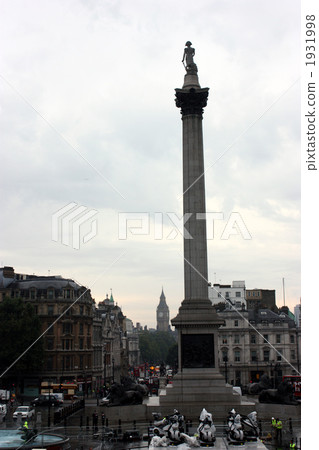 納爾遜紀念柱的特拉法加廣場吸煙在小雨中 納爾遜紀念柱的特拉法加廣場吸煙在小雨中 1931998