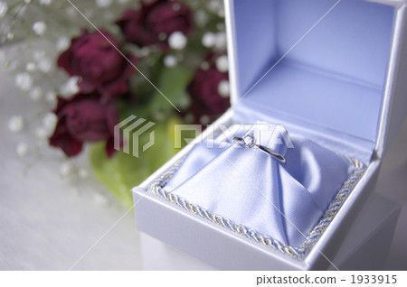 玫瑰花束和鑽石戒指 1933915