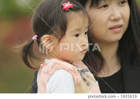 Parent and child looking far away 1935819