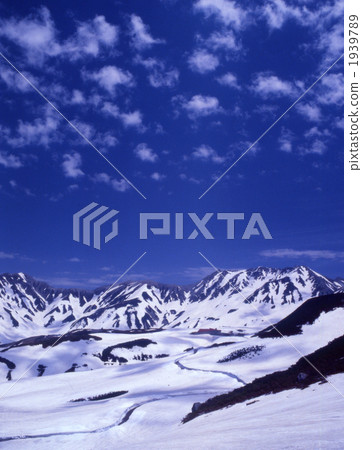立山黑部阿爾卑斯山路線與剩餘的雪 1939789