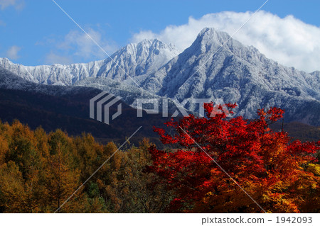 Yatsugatake第一個雪冠 1942093