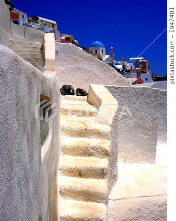 Townscape of Oia and white staircase (Santorini) 1947401