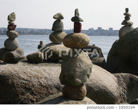Lock balancing art @ Vancouver, Canada 1950194