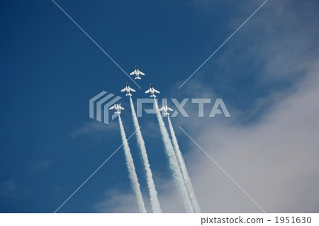 Iruma Air Base Festival: vertical rise of blue impulse 1951630