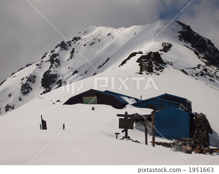 Kita-dake of a snowy shoulder hut Kita-dake of a snowy shoulder hut 1951663