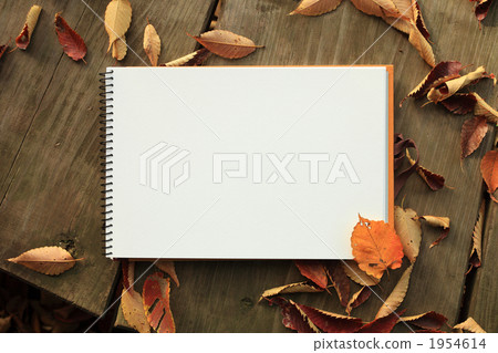 在公園的木甲板上的寫生簿 在公園的木甲板上的寫生簿 1954614