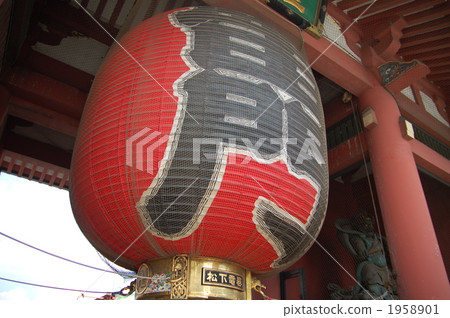 Kaminari gate's large lantern 1958901