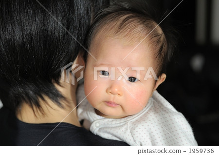 零歲 擁抱 父母和小孩 1959736