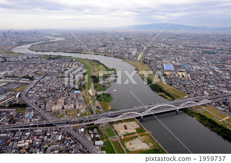 Yodo河的鳥瞰圖從天空的在Toriyo Ohashi橋樑上 Yodo河的鳥瞰圖從天空的在Toriyo Ohashi橋樑上 1959737