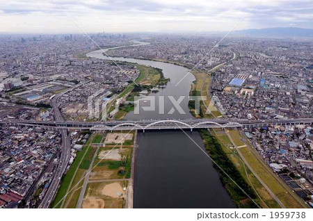Yodo河的鳥瞰圖在Toriemadai橋樑附近的 1959738