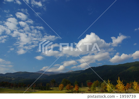 秋天的雲彩和山脈 1959739