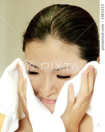 一個女人用毛巾擦臉 1961813