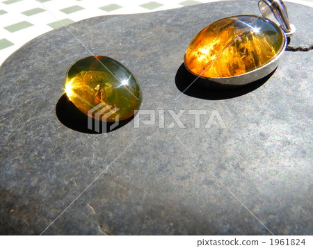 Blue amber's pendant top and insect bites Blue Amber's loose Blue amber's pendant top and insect bites Blue Amber's loose 1961824