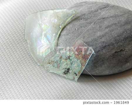 Chipping of silverized roman glass 1961849