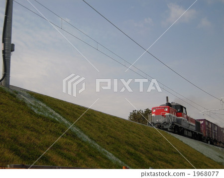 沿路堤運行的柴油貨物 1968077