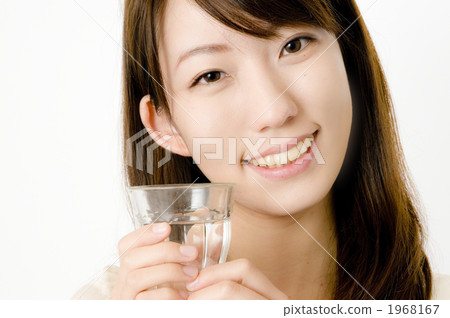 喝水的女員工 1968167