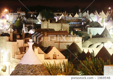 世界遺產阿爾貝羅貝洛市的夜景。 世界遺產阿爾貝羅貝洛市的夜景。 1969546