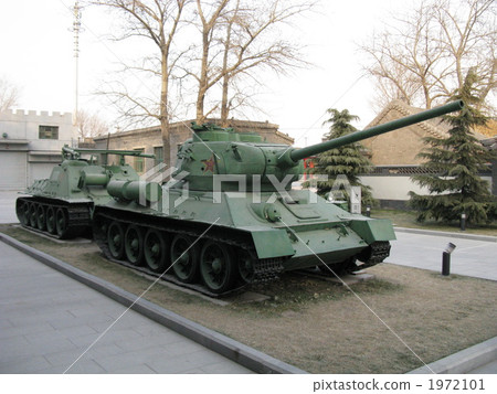 Civilians in the 1950 Korean War sailing tanks 1972101