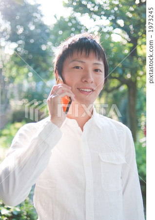 在移動設備上講話的20年大學生 1973245