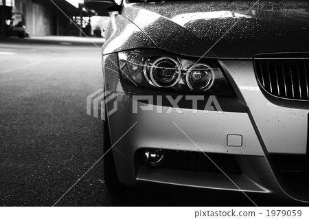 一輛車的前面在雨中濕透了 1979059