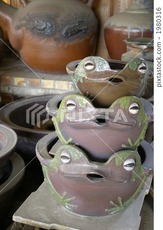 Tokoname-grilled frog 1980316