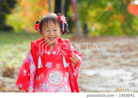 一個3歲的女孩，帶著三件衣服 1988041