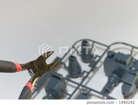 Assemble a plastic model 1990292