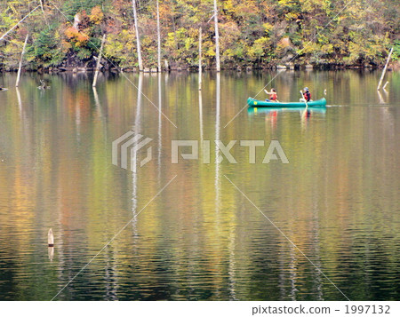 我去湖邊沾滿了秋葉 1997132