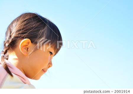 Girl looking at serious look (profile, blue sky) 2001914