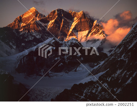 Loze (8516 m) and the sunset at Everest Mela Peak from the high camp Nepal 2002251