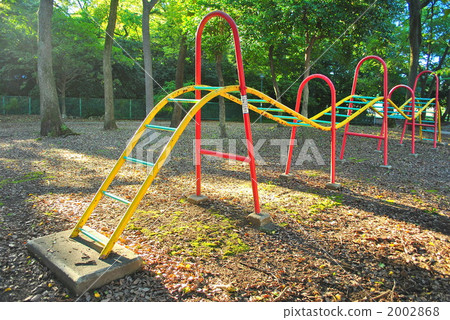 遊樂場設備在晚上公園 2002868