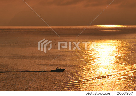 運行在日落海的一艘船 運行在日落海的一艘船 2003897
