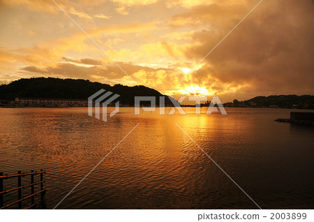 Sea of harbor that stains orange 2003899