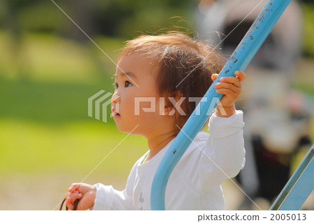 一個1歲的女孩在公園裡玩 2005013
