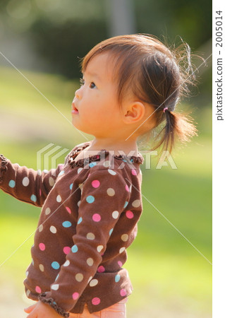 一個1歲的女孩在公園裡玩 2005014