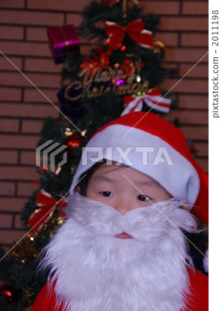 A kindergarten child who takes a look of Santa 2011198