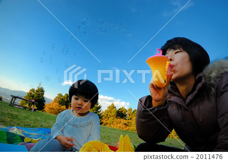 Daughter and Soap Bubble 2011476