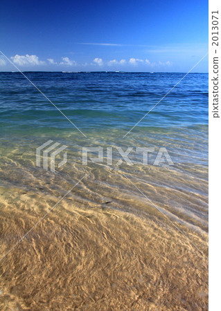 Transparent blue sea 2013071