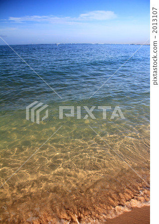 透明的藍色海沙灘和漣漪 2013107