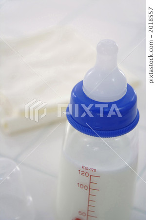 baby bottle, feeding bottle, nursing bottle 2018557