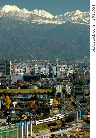 富山市區在立山山脈舉行 2019051