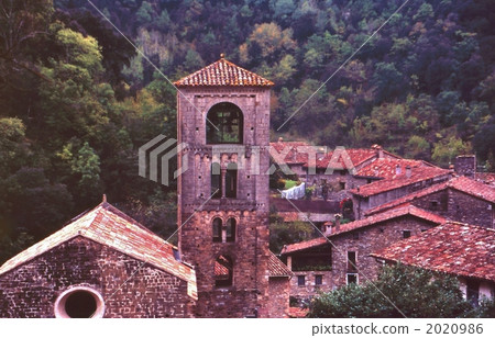 Village in the mountain in Pyrenees Village in the mountain in Pyrenees 2020986