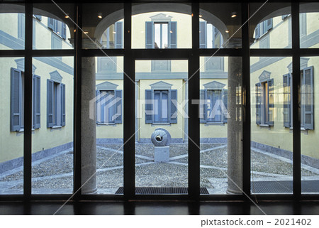 Milan courtyard 2021402