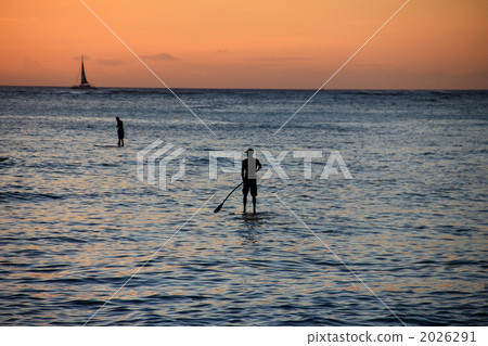 黃昏遊艇和槳衝浪。 黃昏遊艇和槳衝浪。 2026291