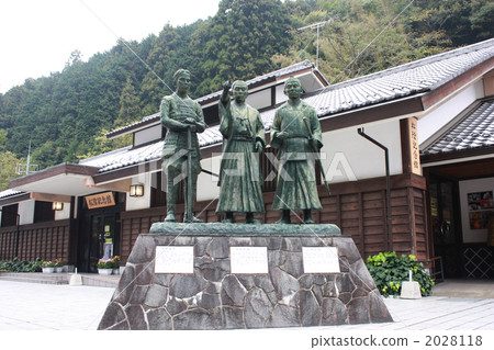 Yoshida Pine Statue 2028118