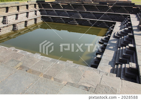 亨比仍然是廢墟樓梯池塘 2028588
