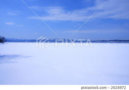 Frozen Inawashiro Lake (Tenjin Beach in winter) 2028972