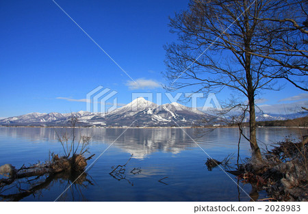 Lake Inawashiro and Mt. Bandai (Winter Tenjin Beach) 2028983